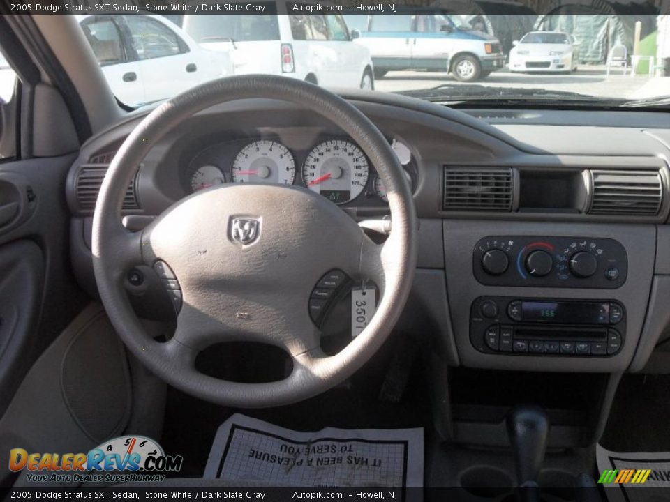 2005 Dodge Stratus SXT Sedan Stone White / Dark Slate Gray Photo #13