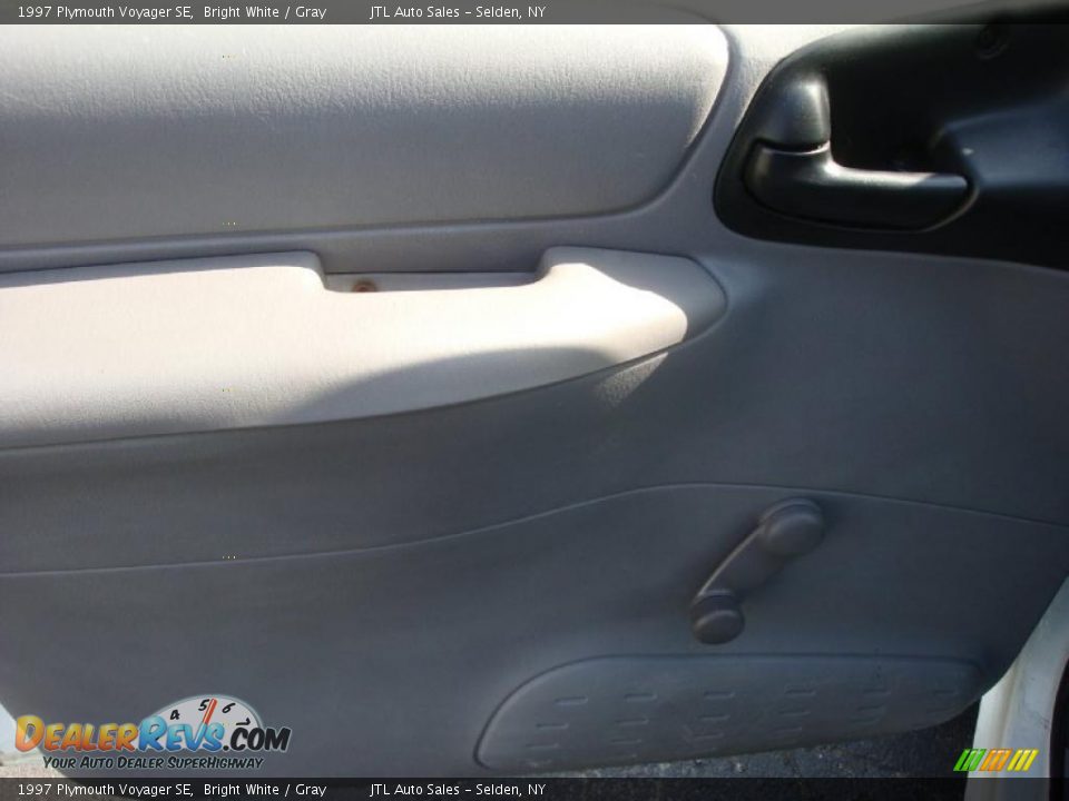 1997 Plymouth Voyager SE Bright White / Gray Photo #9