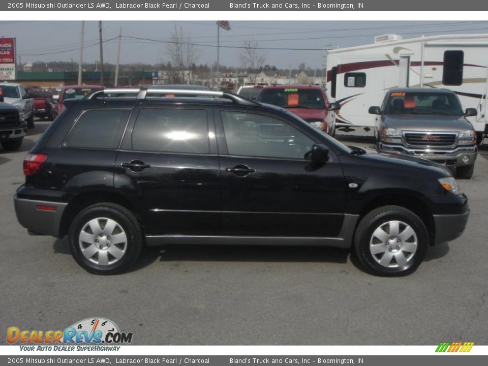 2005 Mitsubishi Outlander LS AWD Labrador Black Pearl / Charcoal Photo #2