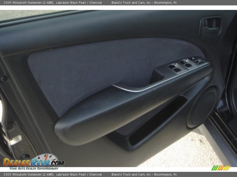 2005 Mitsubishi Outlander LS AWD Labrador Black Pearl / Charcoal Photo #16