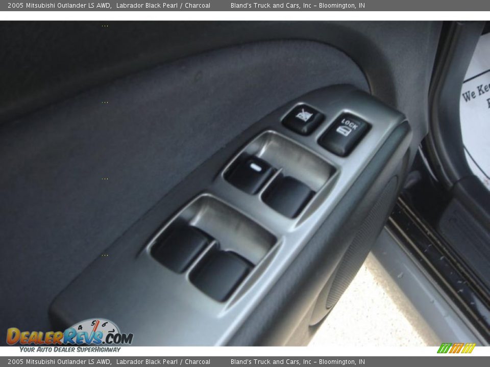 2005 Mitsubishi Outlander LS AWD Labrador Black Pearl / Charcoal Photo #17