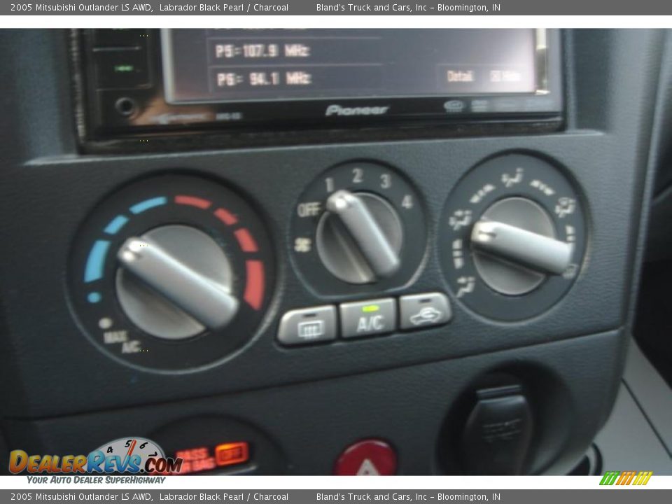 2005 Mitsubishi Outlander LS AWD Labrador Black Pearl / Charcoal Photo #24