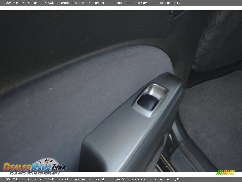 2005 Mitsubishi Outlander LS AWD Labrador Black Pearl / Charcoal Photo #28
