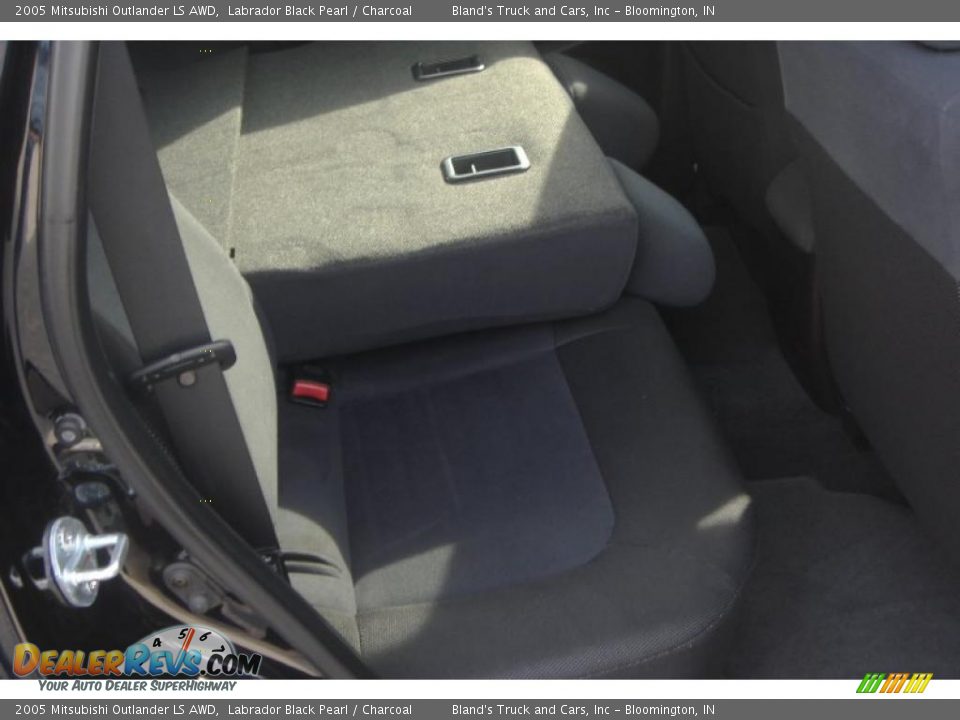 2005 Mitsubishi Outlander LS AWD Labrador Black Pearl / Charcoal Photo #35
