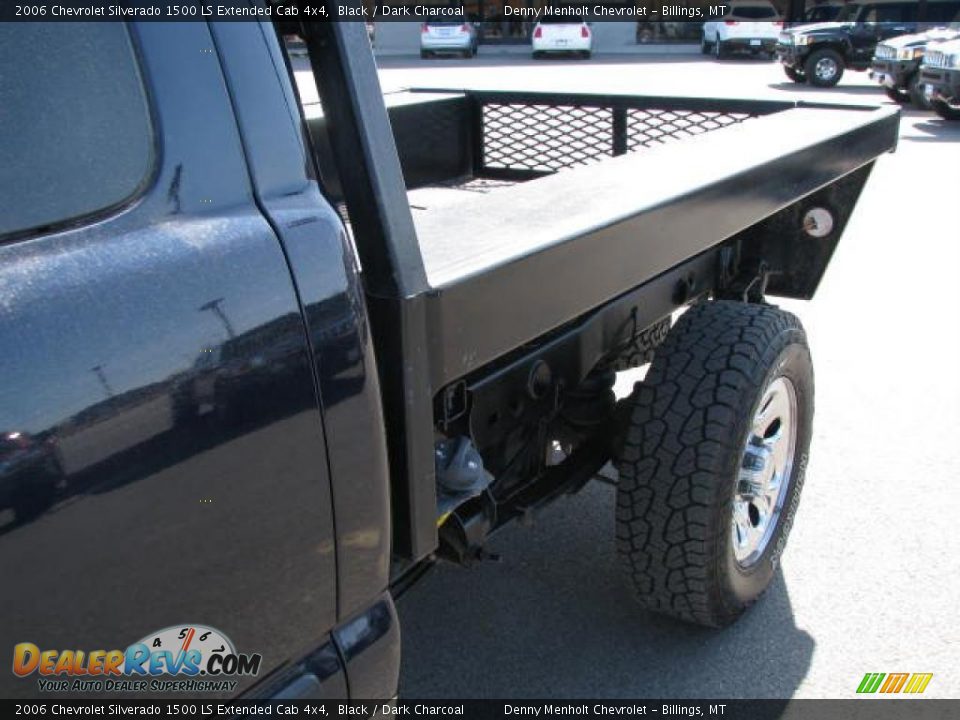 2006 Chevrolet Silverado 1500 LS Extended Cab 4x4 Black / Dark Charcoal Photo #12