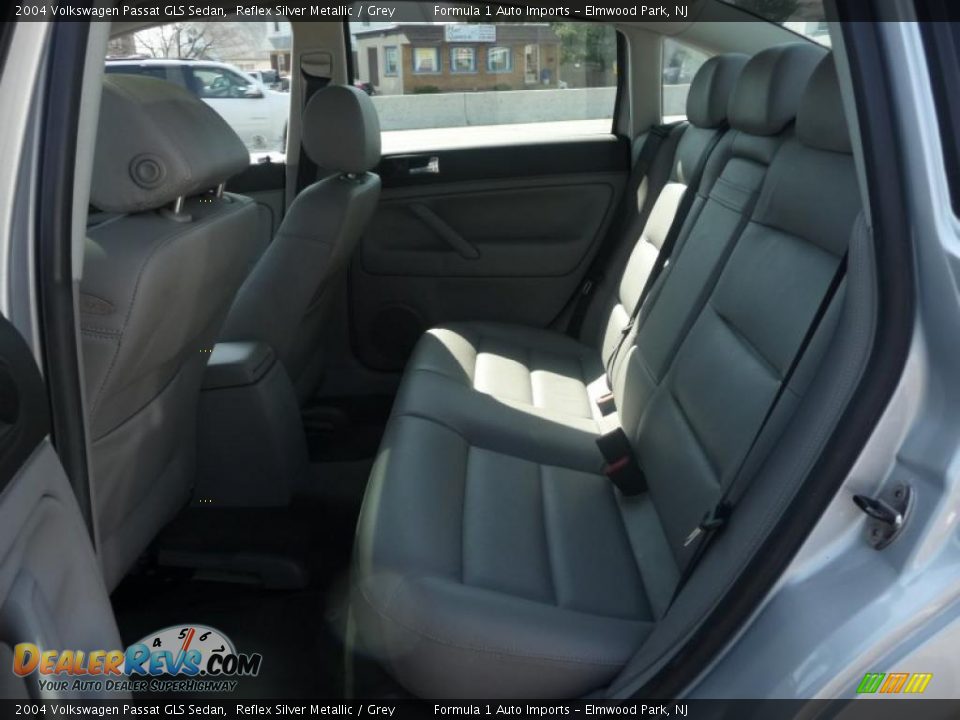 2004 Volkswagen Passat GLS Sedan Reflex Silver Metallic / Grey Photo #5