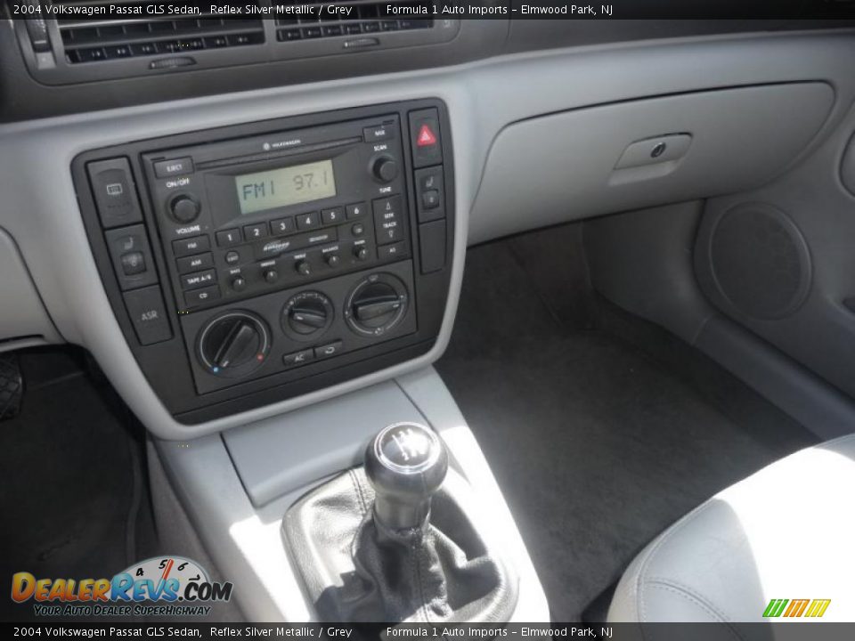 2004 Volkswagen Passat GLS Sedan Reflex Silver Metallic / Grey Photo #15