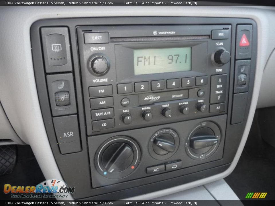2004 Volkswagen Passat GLS Sedan Reflex Silver Metallic / Grey Photo #16