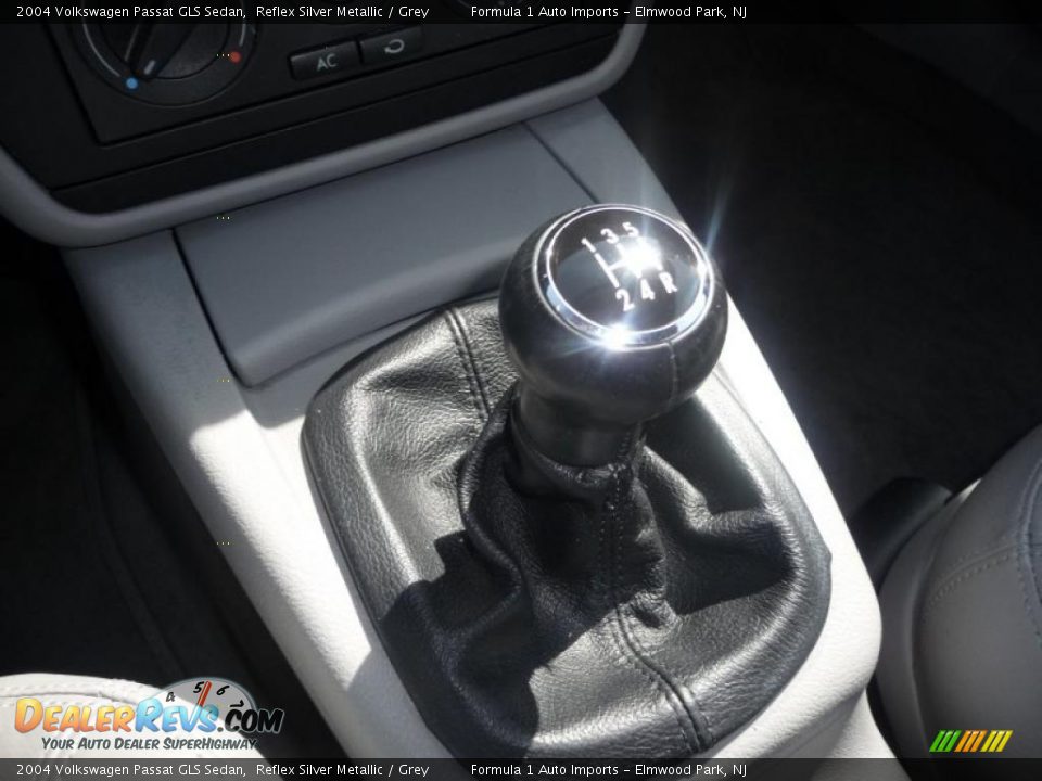 2004 Volkswagen Passat GLS Sedan Reflex Silver Metallic / Grey Photo #17