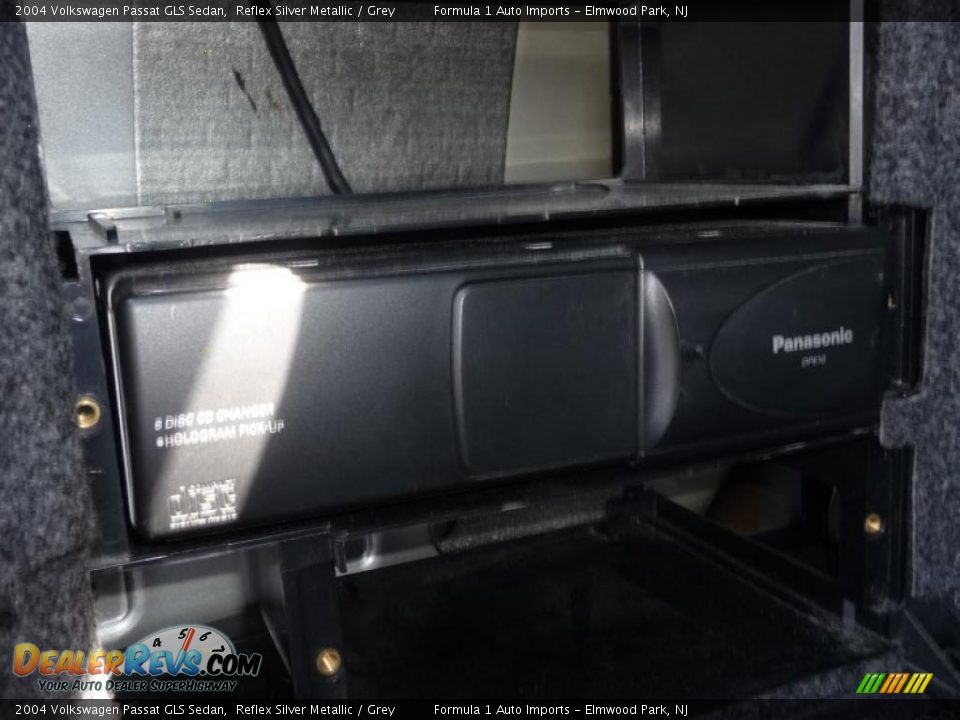 2004 Volkswagen Passat GLS Sedan Reflex Silver Metallic / Grey Photo #19
