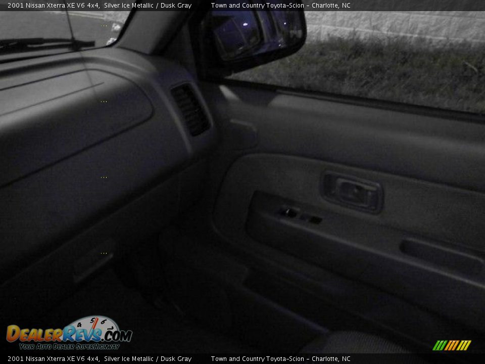 2001 Nissan Xterra XE V6 4x4 Silver Ice Metallic / Dusk Gray Photo #12