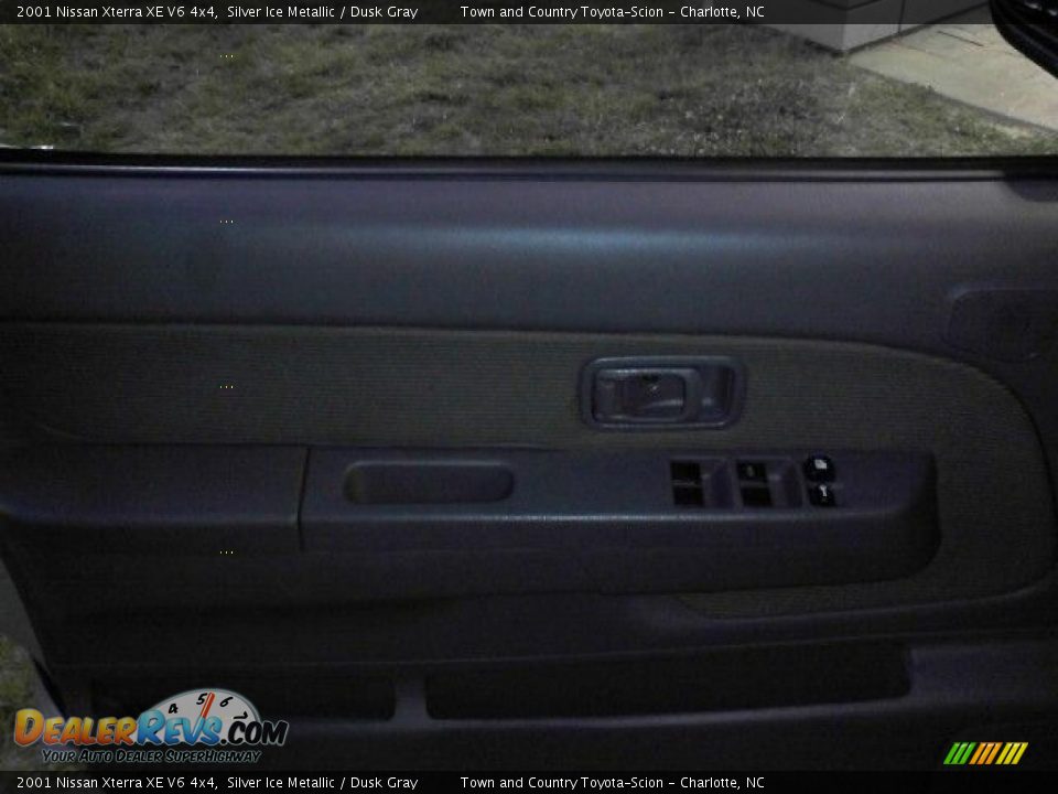 2001 Nissan Xterra XE V6 4x4 Silver Ice Metallic / Dusk Gray Photo #13