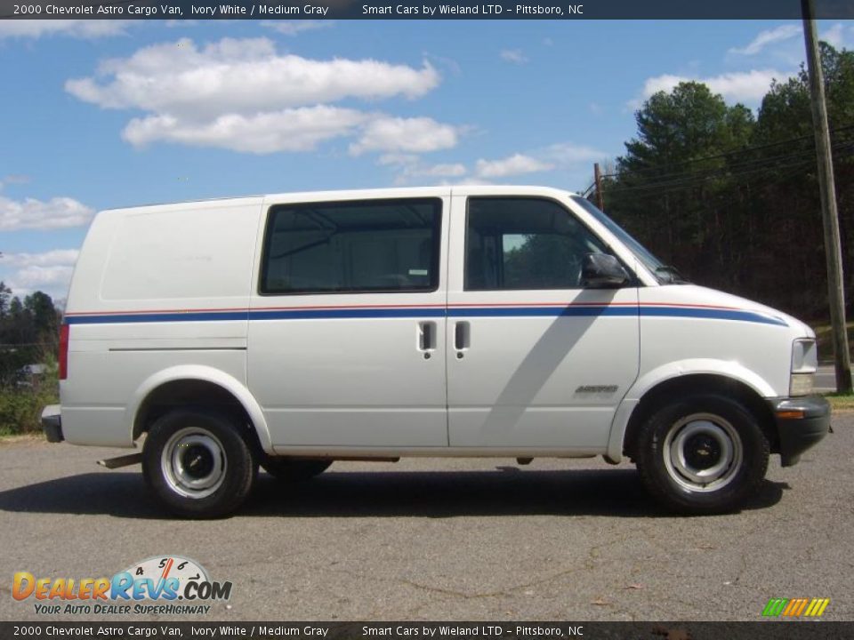 2000 Chevrolet Astro Cargo Van Ivory White / Medium Gray Photo #1