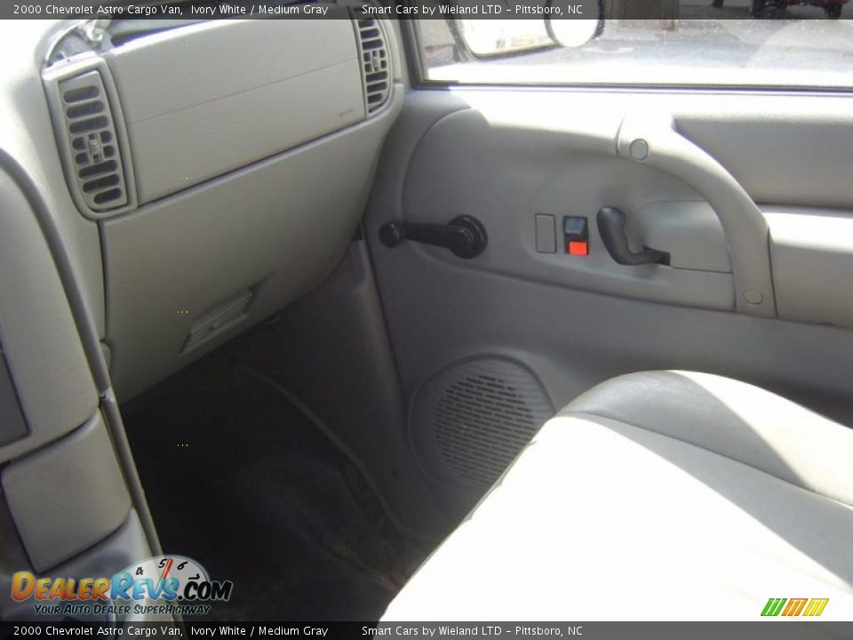 2000 Chevrolet Astro Cargo Van Ivory White / Medium Gray Photo #15
