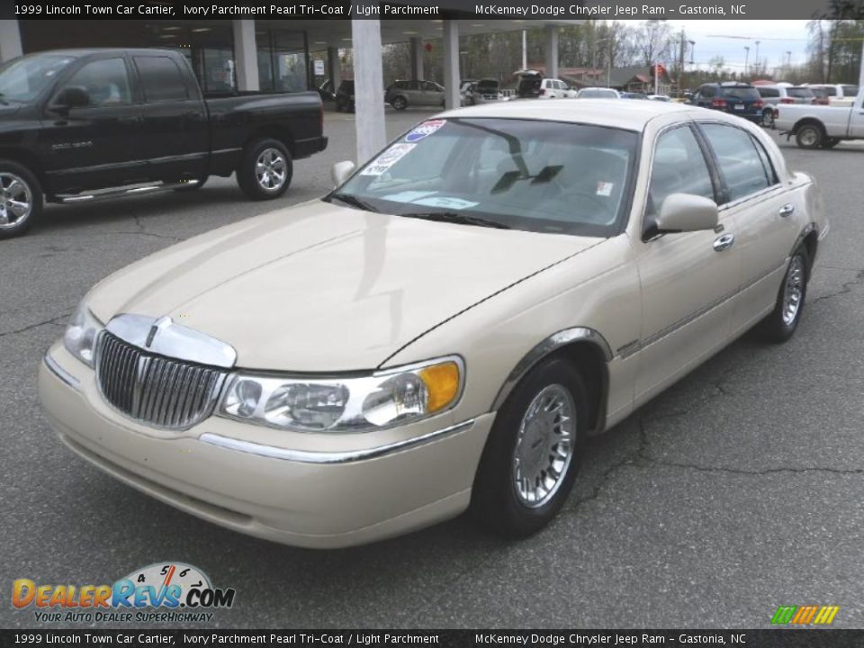 1999 Lincoln Town Car Cartier Ivory Parchment Pearl Tri-Coat / Light Parchment Photo #1