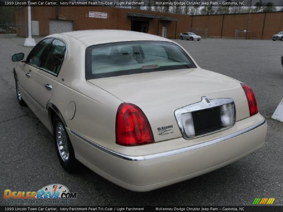 1999 Lincoln Town Car Cartier Ivory Parchment Pearl Tri-Coat / Light Parchment Photo #2