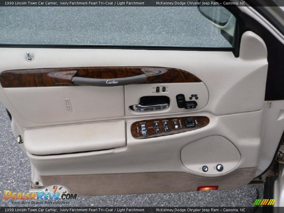 1999 Lincoln Town Car Cartier Ivory Parchment Pearl Tri-Coat / Light Parchment Photo #9