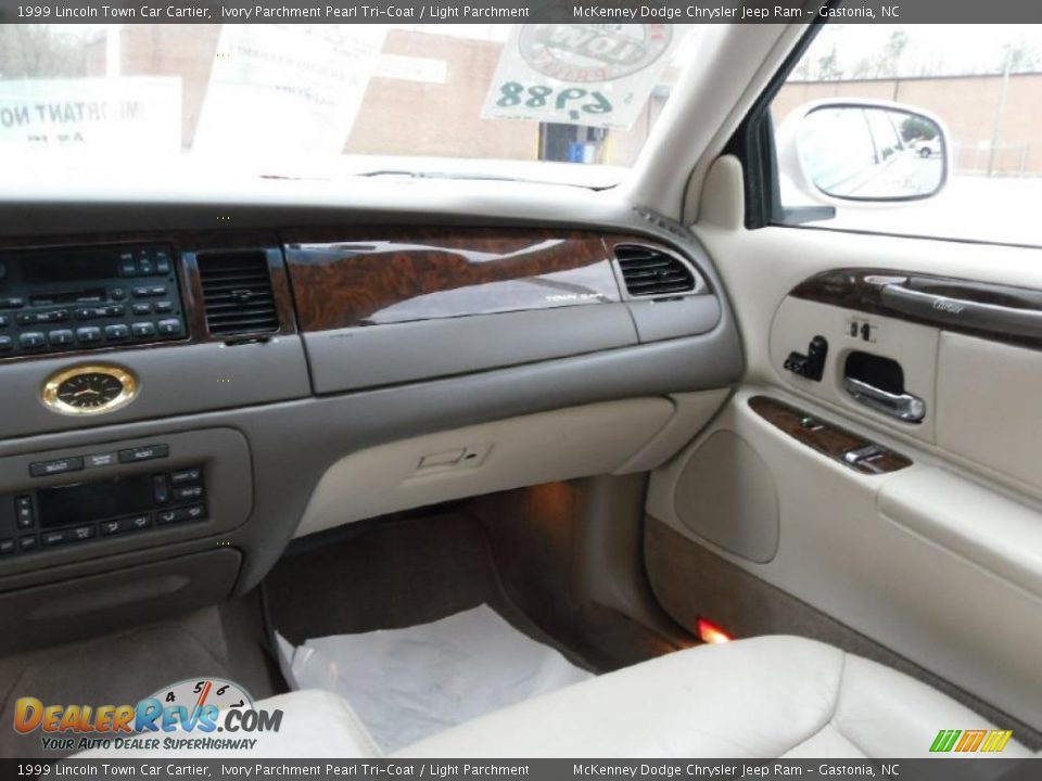 1999 Lincoln Town Car Cartier Ivory Parchment Pearl Tri-Coat / Light Parchment Photo #15