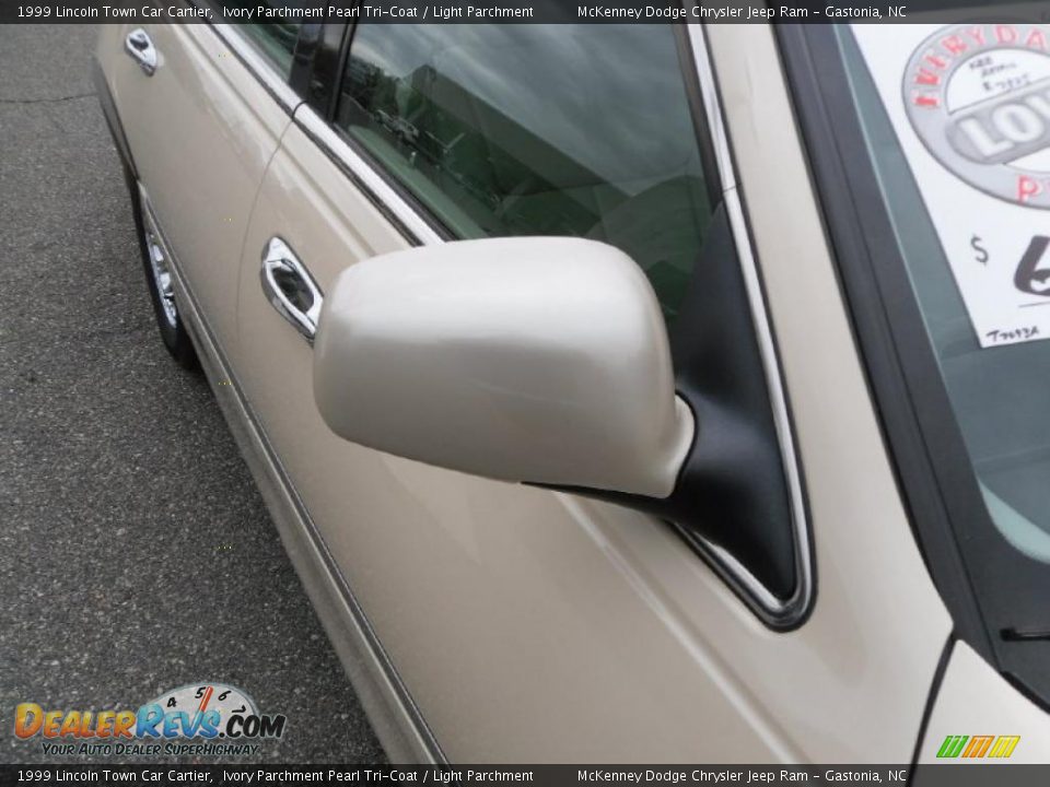 1999 Lincoln Town Car Cartier Ivory Parchment Pearl Tri-Coat / Light Parchment Photo #22