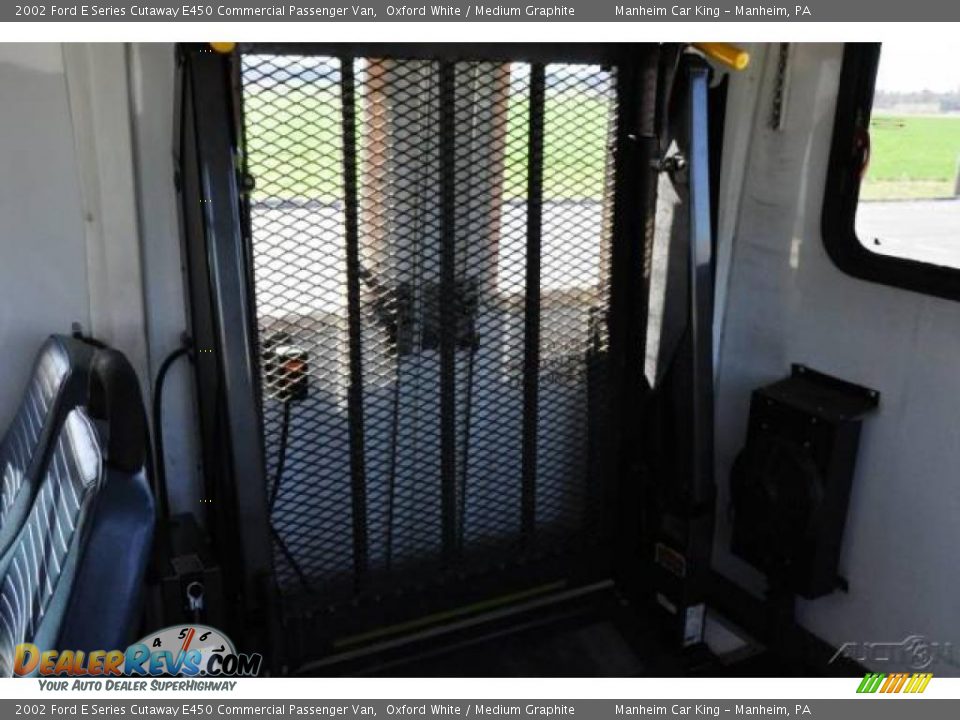 2002 Ford E Series Cutaway E450 Commercial Passenger Van Oxford White / Medium Graphite Photo #15