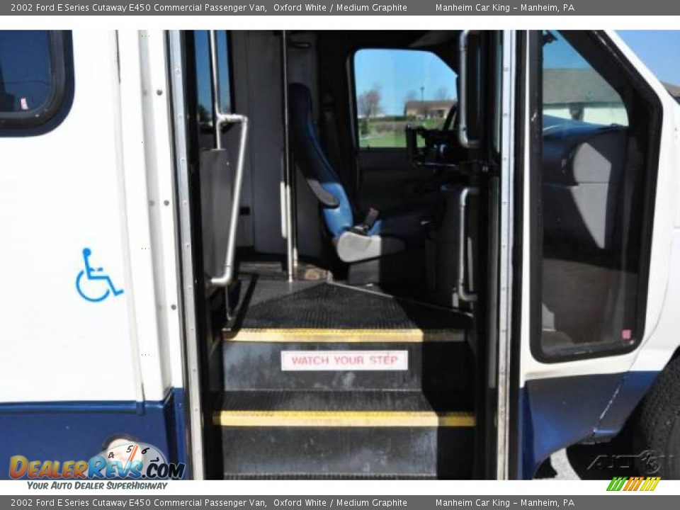 2002 Ford E Series Cutaway E450 Commercial Passenger Van Oxford White / Medium Graphite Photo #16