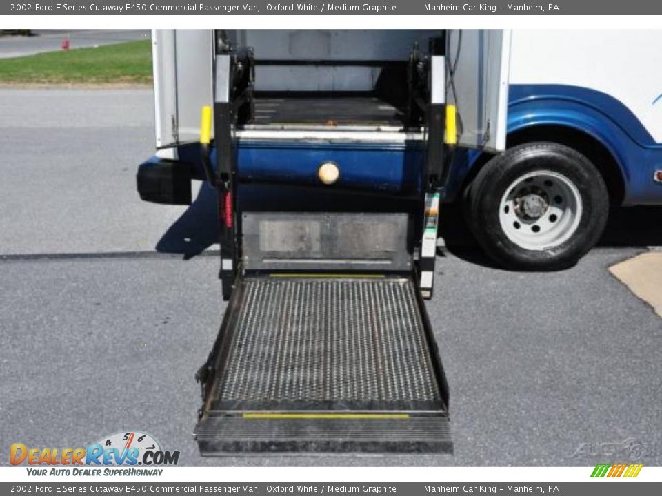 2002 Ford E Series Cutaway E450 Commercial Passenger Van Oxford White / Medium Graphite Photo #17