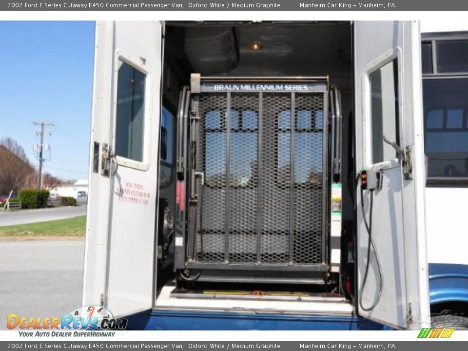 2002 Ford E Series Cutaway E450 Commercial Passenger Van Oxford White / Medium Graphite Photo #18