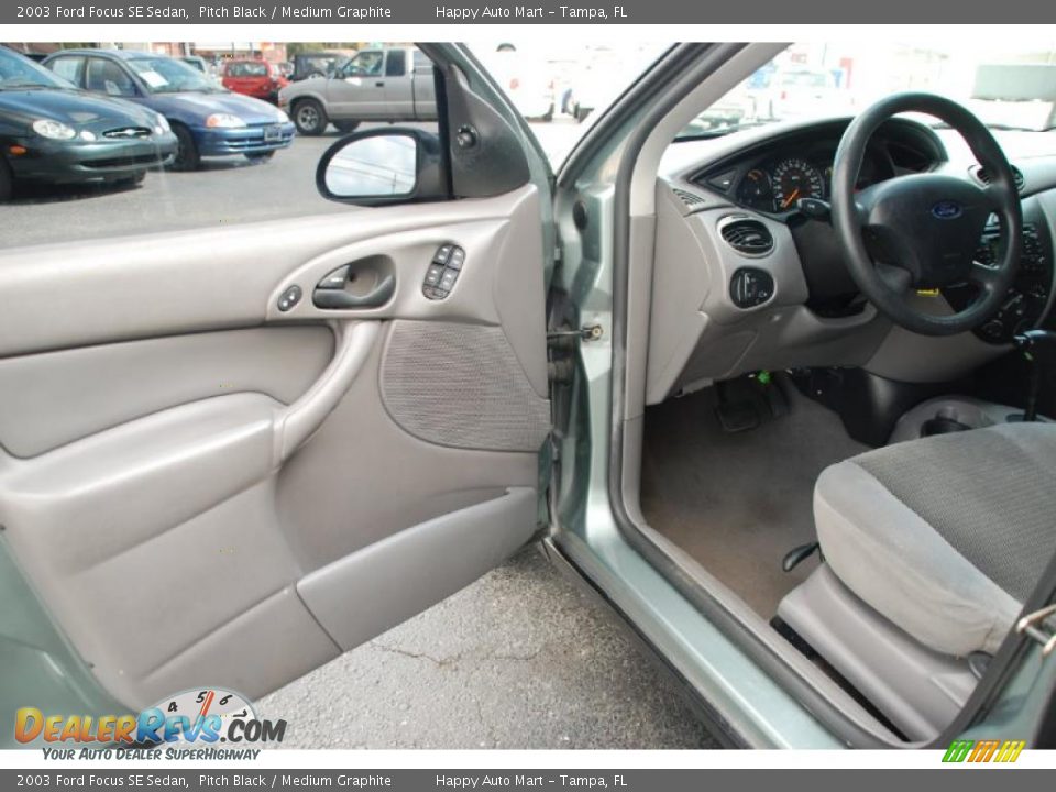 2003 Ford Focus SE Sedan Pitch Black / Medium Graphite Photo #19