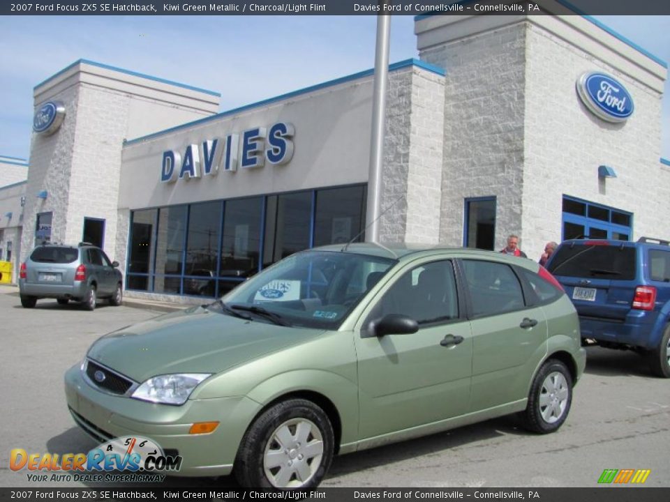 2007 Ford Focus ZX5 SE Hatchback Kiwi Green Metallic / Charcoal/Light Flint Photo #1