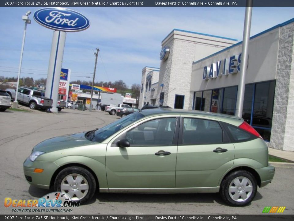 2007 Ford Focus ZX5 SE Hatchback Kiwi Green Metallic / Charcoal/Light Flint Photo #2