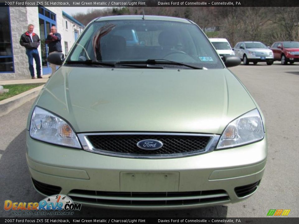 2007 Ford Focus ZX5 SE Hatchback Kiwi Green Metallic / Charcoal/Light Flint Photo #3