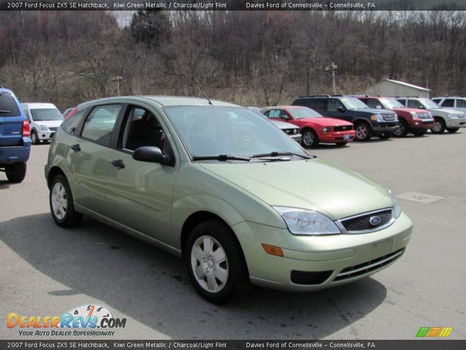 2007 Ford Focus ZX5 SE Hatchback Kiwi Green Metallic / Charcoal/Light Flint Photo #4
