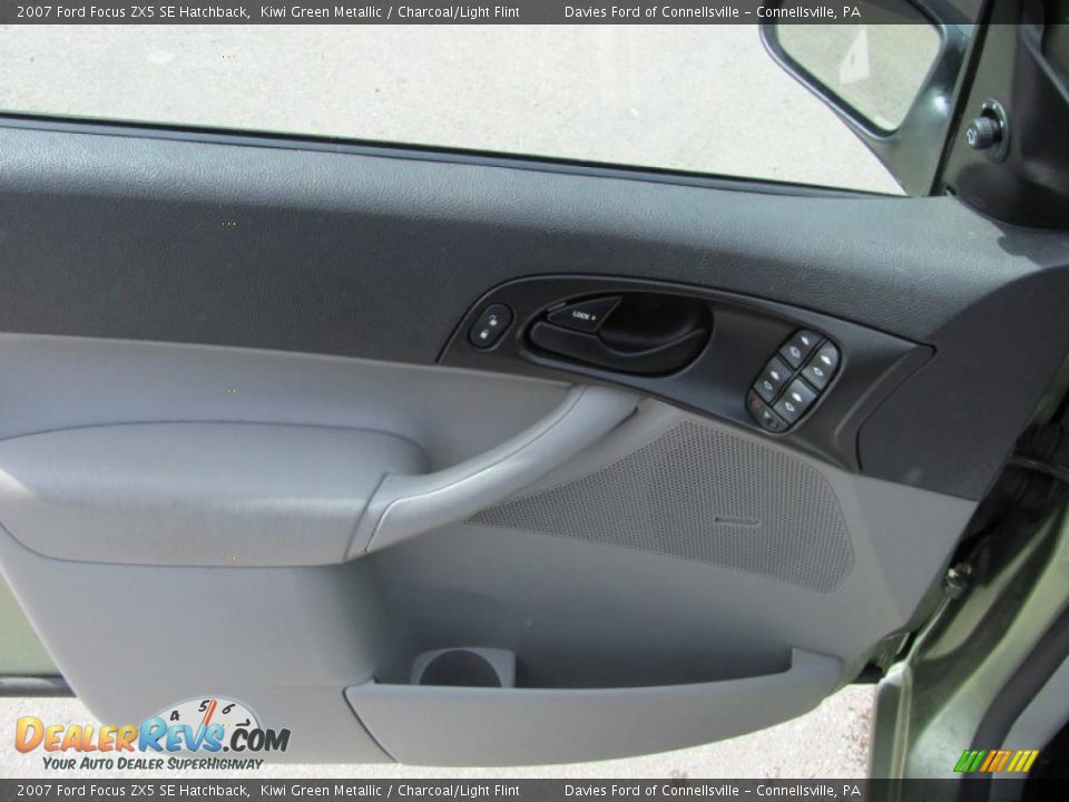 2007 Ford Focus ZX5 SE Hatchback Kiwi Green Metallic / Charcoal/Light Flint Photo #11