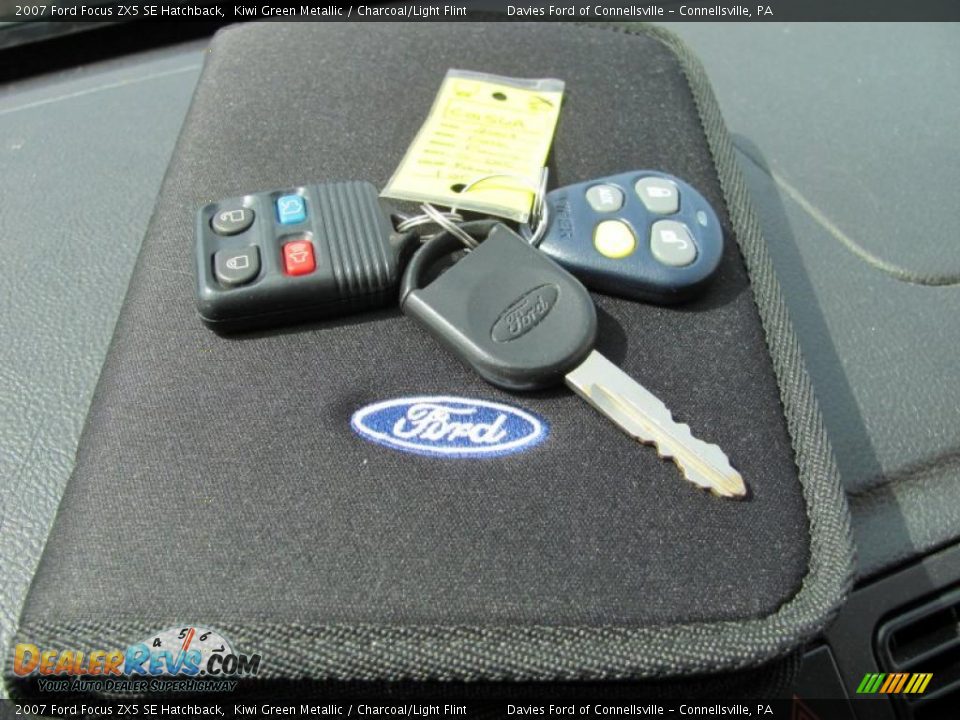 2007 Ford Focus ZX5 SE Hatchback Kiwi Green Metallic / Charcoal/Light Flint Photo #13