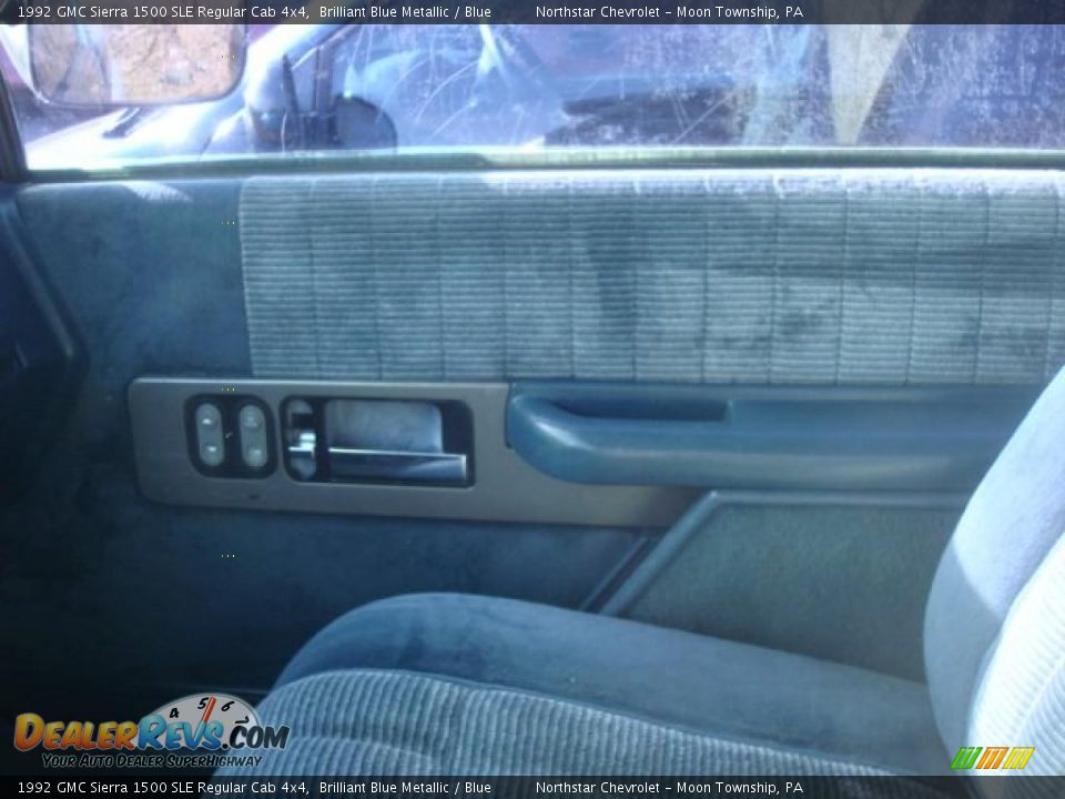 1992 GMC Sierra 1500 SLE Regular Cab 4x4 Brilliant Blue Metallic / Blue Photo #12