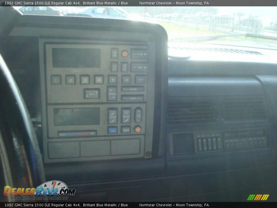 1992 GMC Sierra 1500 SLE Regular Cab 4x4 Brilliant Blue Metallic / Blue Photo #13