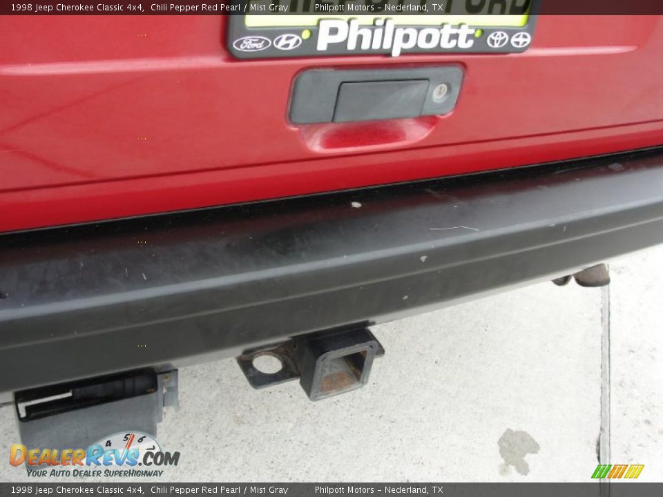 1998 Jeep Cherokee Classic 4x4 Chili Pepper Red Pearl / Mist Gray Photo #18