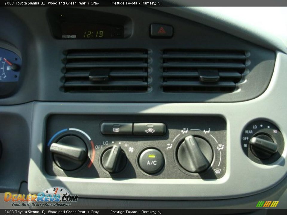 2003 Toyota Sienna LE Woodland Green Pearl / Gray Photo #11