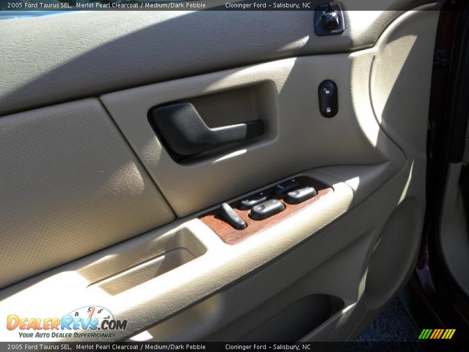 2005 Ford Taurus SEL Merlot Pearl Clearcoat / Medium/Dark Pebble Photo #13