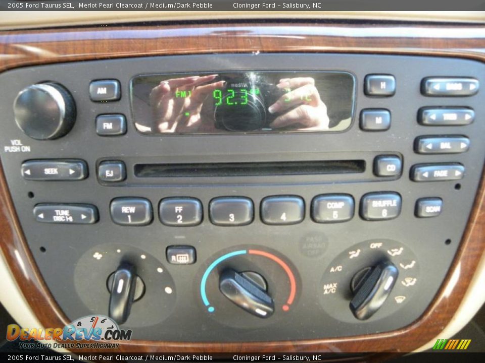 2005 Ford Taurus SEL Merlot Pearl Clearcoat / Medium/Dark Pebble Photo #17