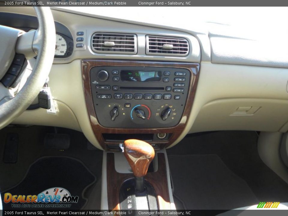 2005 Ford Taurus SEL Merlot Pearl Clearcoat / Medium/Dark Pebble Photo #18