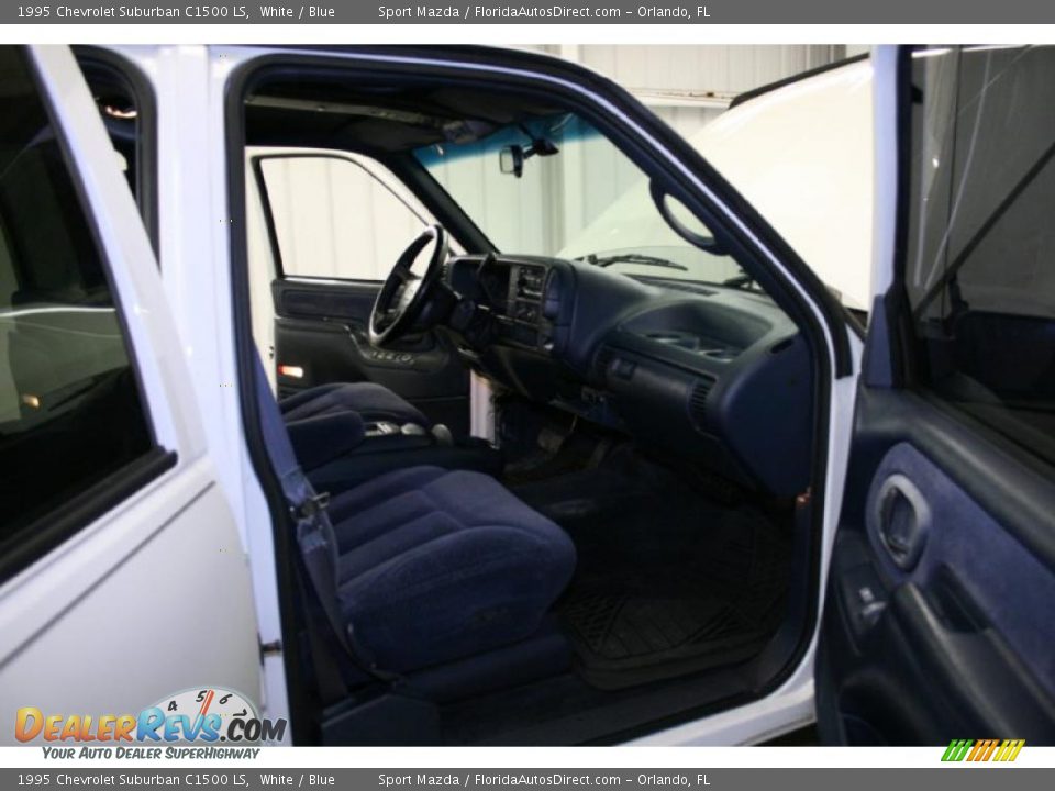 1995 Chevrolet Suburban C1500 LS White / Blue Photo #9