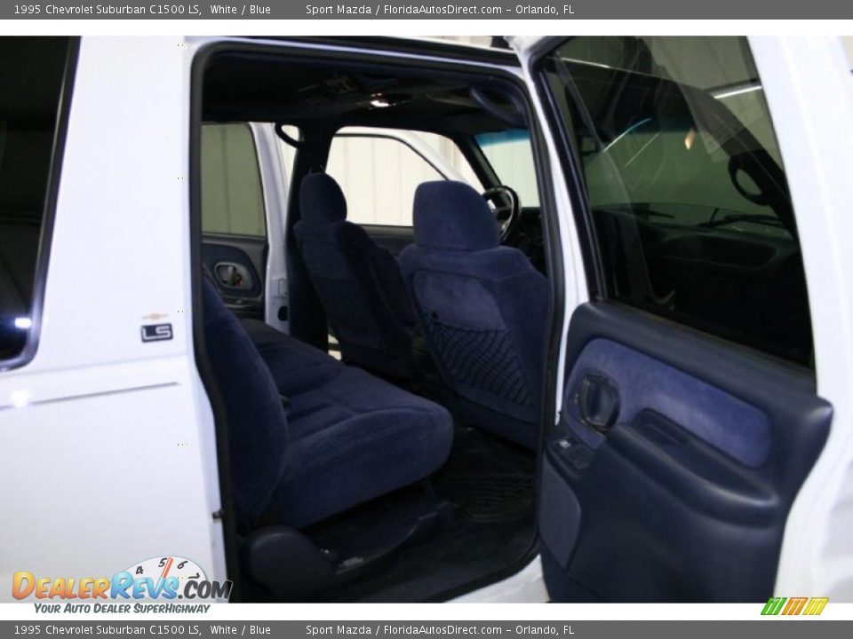 1995 Chevrolet Suburban C1500 LS White / Blue Photo #10