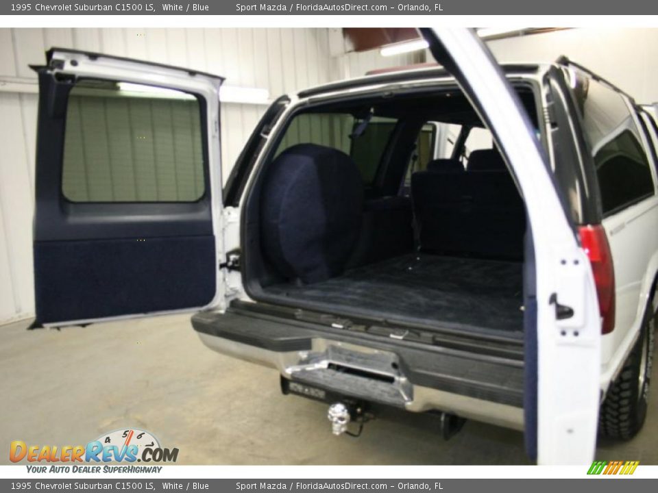 1995 Chevrolet Suburban C1500 LS White / Blue Photo #11