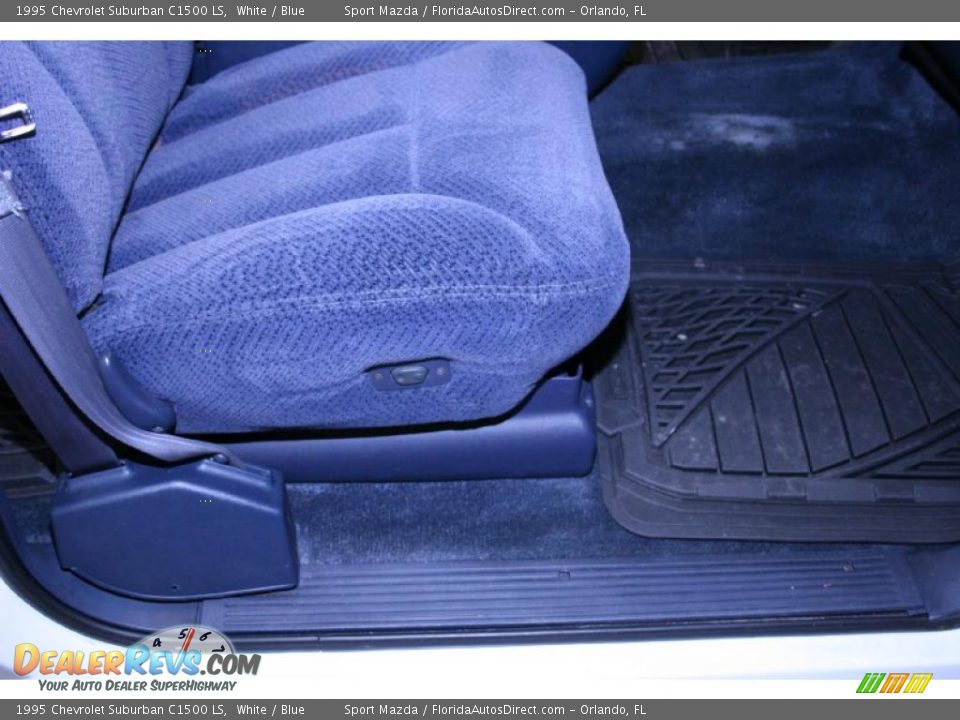 1995 Chevrolet Suburban C1500 LS White / Blue Photo #33