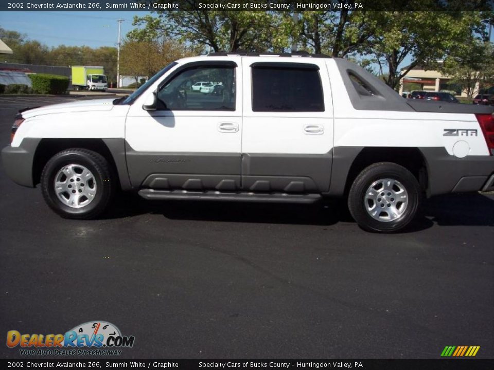 2002 Chevrolet Avalanche Z66 Summit White / Graphite Photo 3