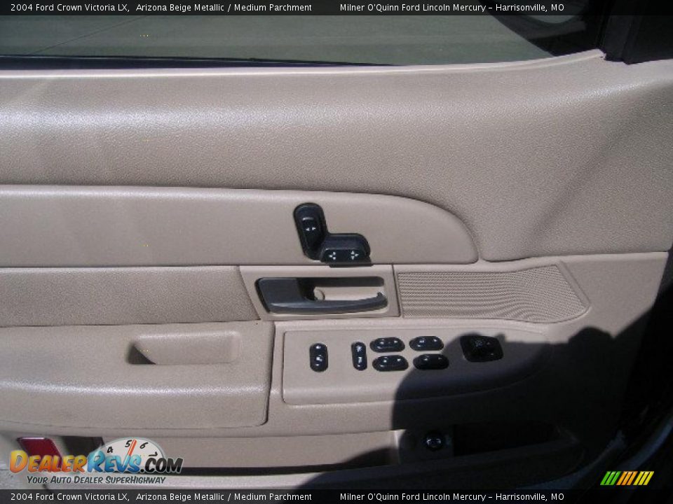 2004 Ford Crown Victoria LX Arizona Beige Metallic / Medium Parchment Photo #24
