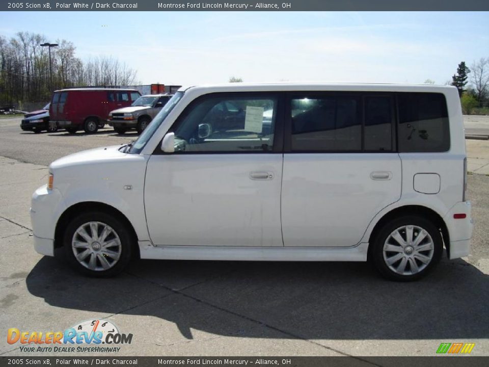 2005 Scion xB Polar White / Dark Charcoal Photo #2