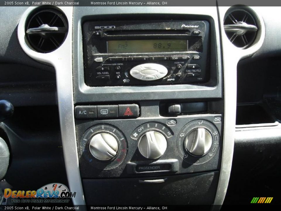 2005 Scion xB Polar White / Dark Charcoal Photo #22