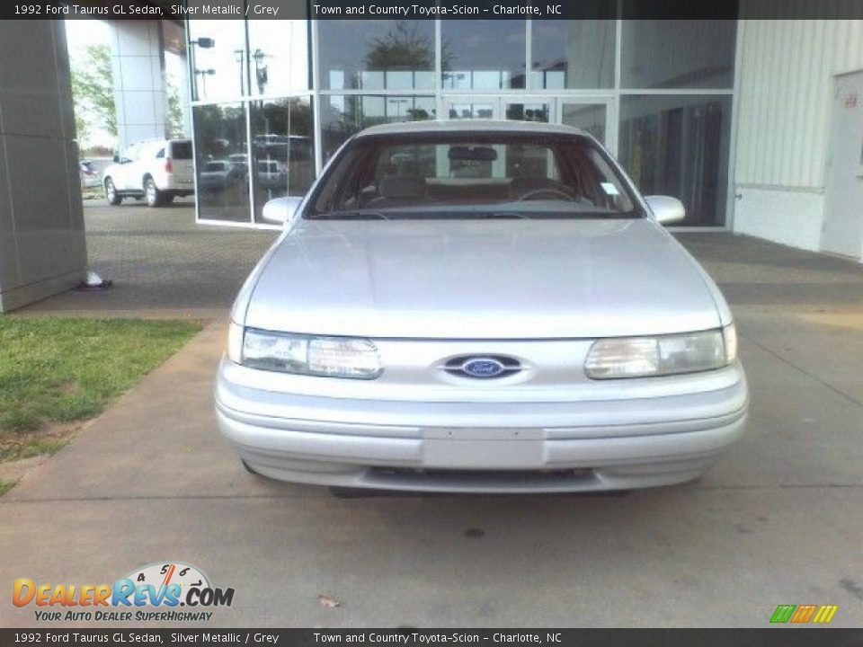 1992 Ford Taurus GL Sedan Silver Metallic / Grey Photo #2